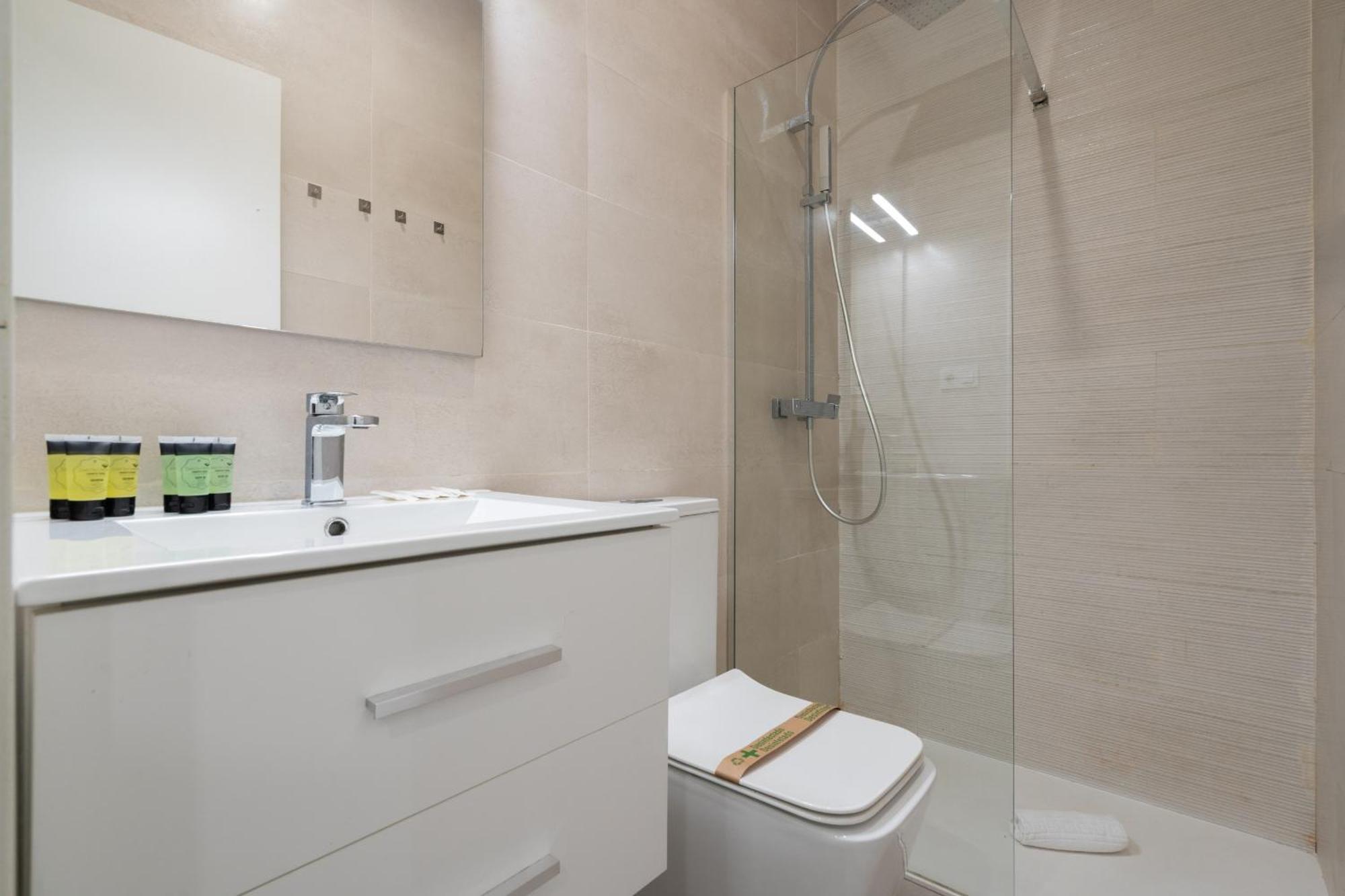 Apartamentos Reformados En Metro Pacifico Alquiler Temporal Madrid Exterior photo
